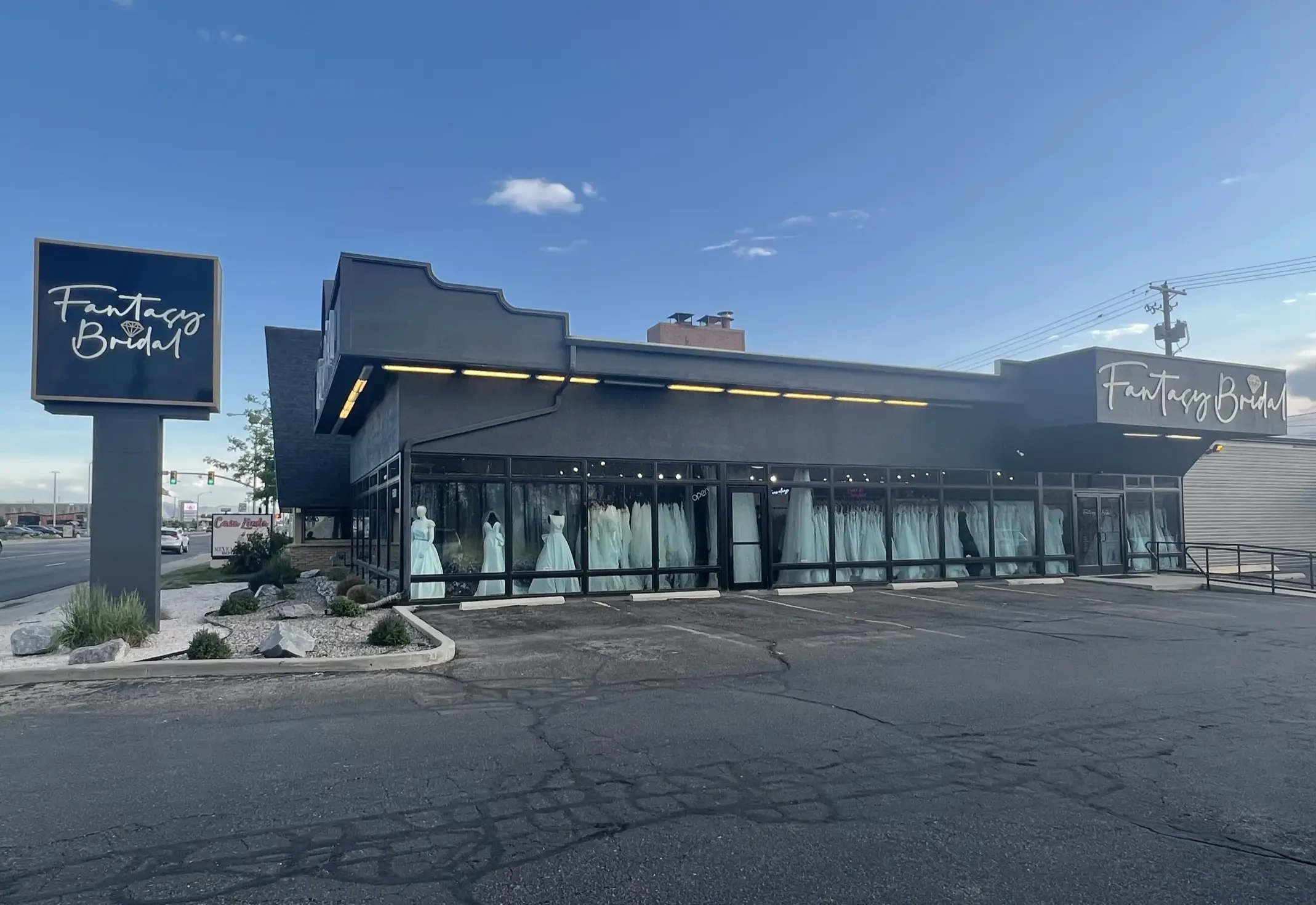 What Wedding Dress Shopping Is Really Like at a Large Bridal Store and Why That's a Good Thing. Mobile Image